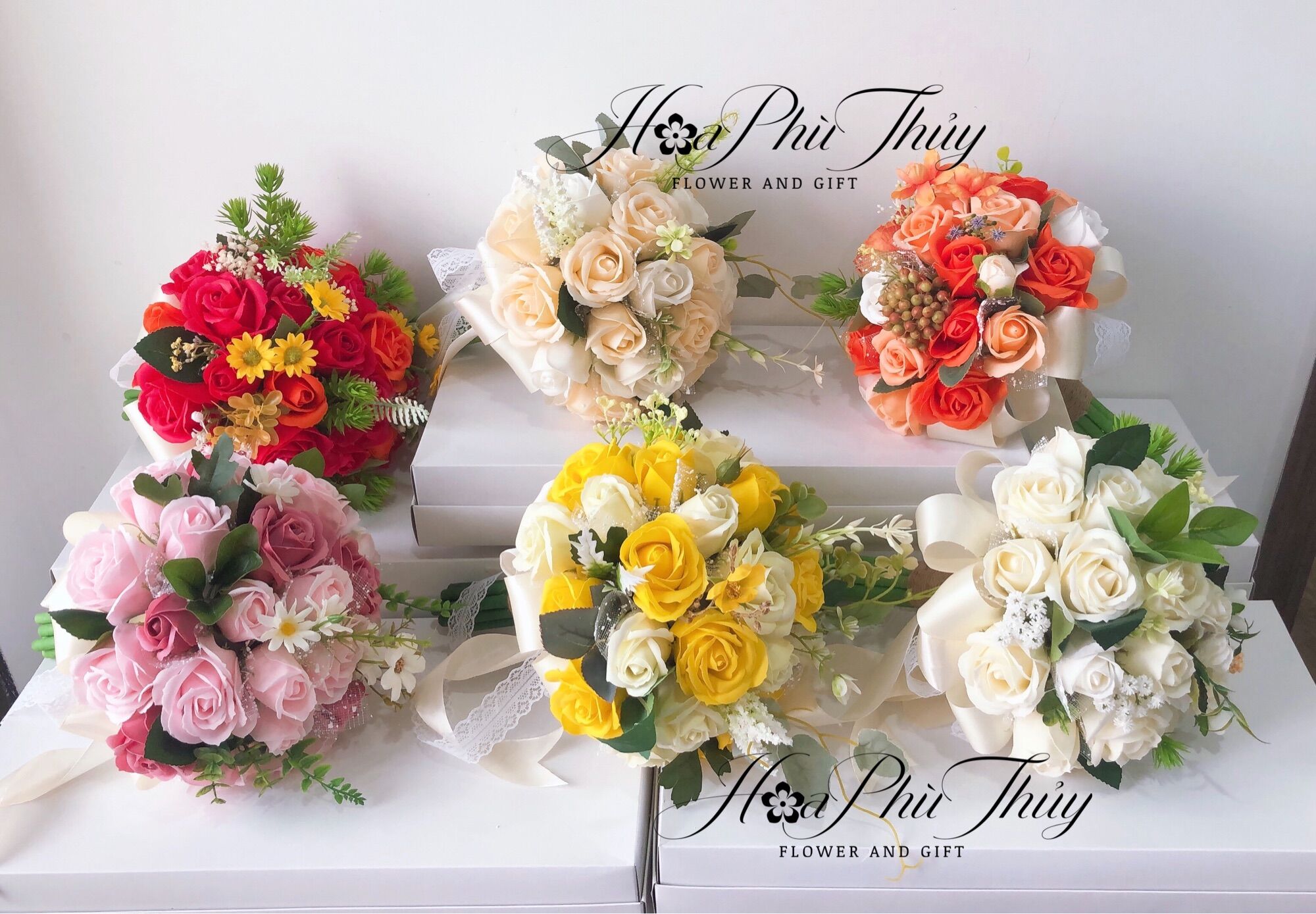 Hoa cưới cầm tay cô dâu bằng sáp thơm