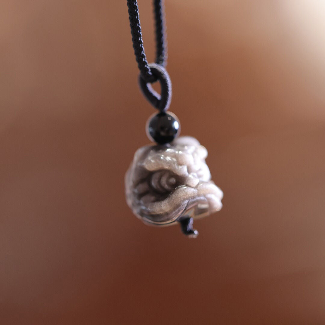 Mặt dây chuyền charm đá obsidian điêu khắc đầu lân