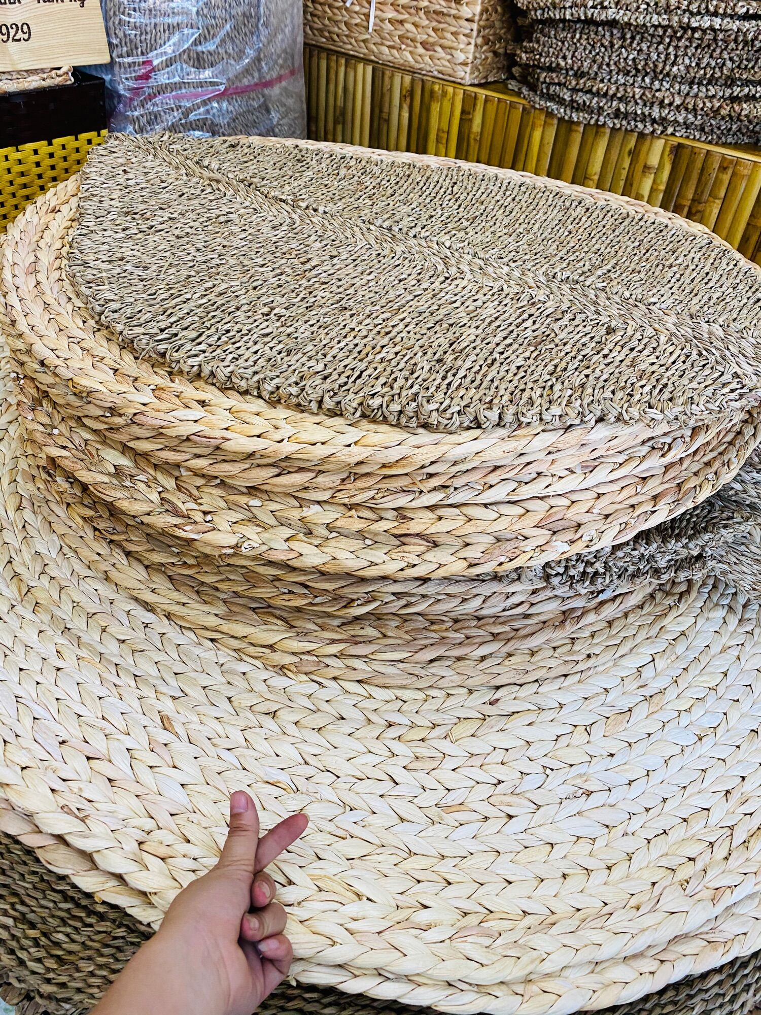 Thảm lá đan bằng cói siêu xinh