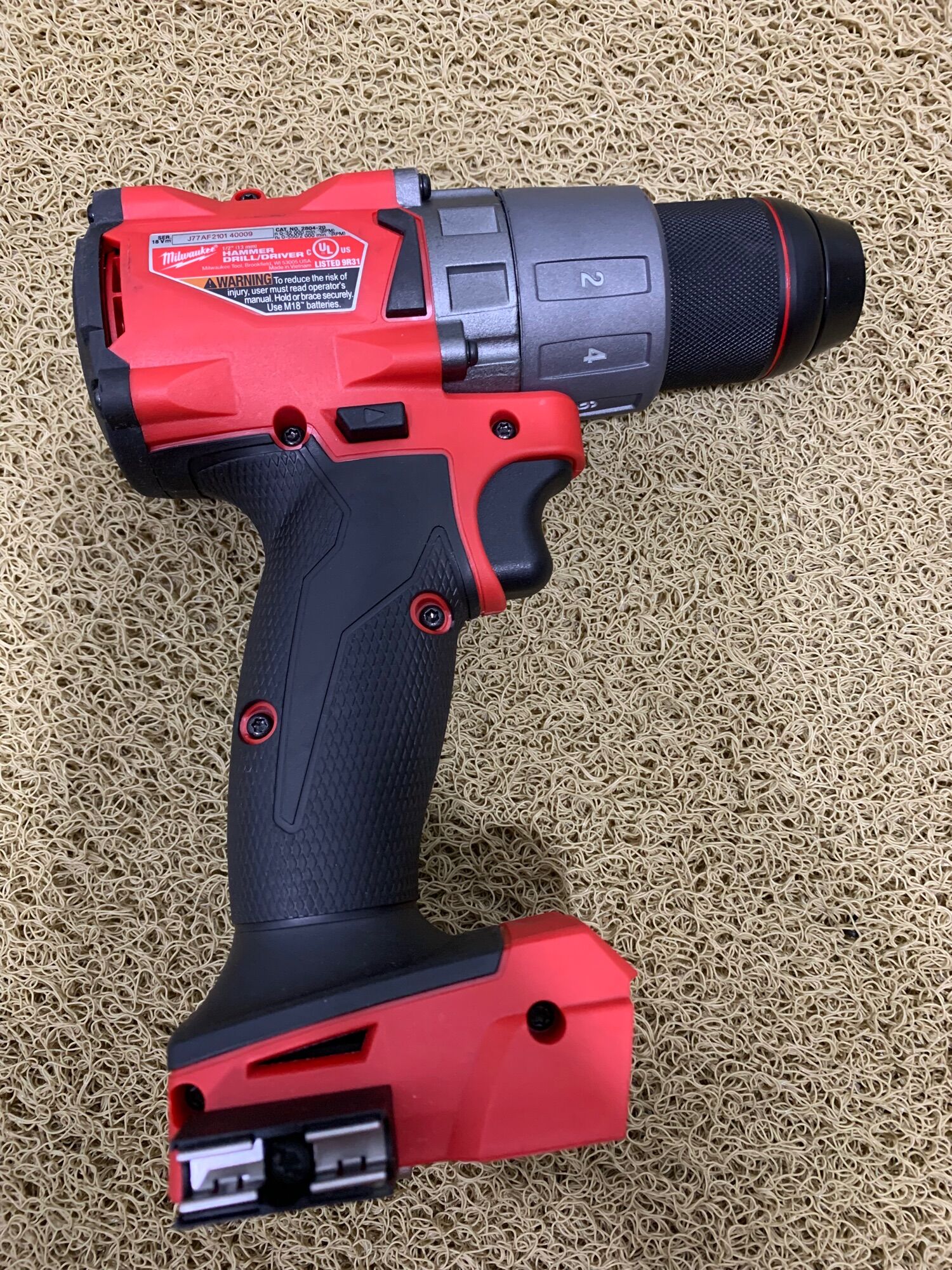 Thân máy khoan milwaukee 2804 .không búa .mới 99% hàng nhập mỹ về .sản phẩm chưa bao gồm pin .sạc lh:0938310677 duy