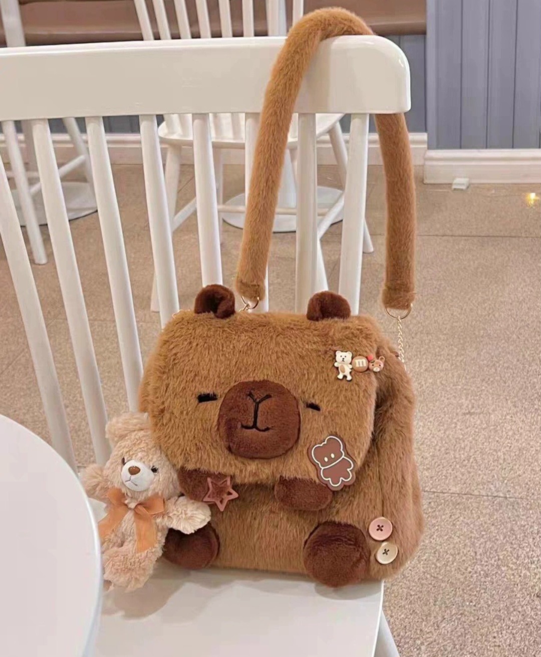 Ba lô nữ hoạt hình capybara bằng lông nhung (có thể đeo dạng ba lô hoặc túi đeo chéo)