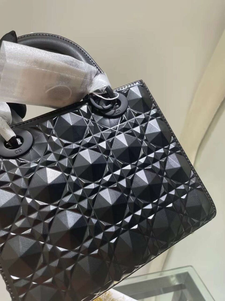 Đã về lại màu đen và trắng rồi nhé ạ
túi xách nữ  siêu cấp VIP về hàng
100% ảnh chụp thật 
💎 Túi được chế tác bằng da bò được làm mới bằng hình kim cương  sang chảnh 
Size 20*16,5*8 
Túi kèm dây đeo 
Full box và phụ kiện VIP 
Túi có CODE
