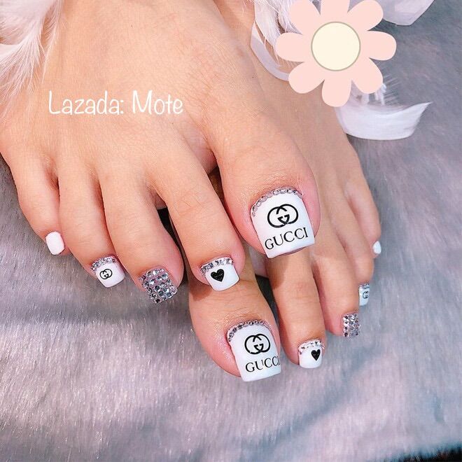 Móng chân úp nail thiết kế trắng phối đá
