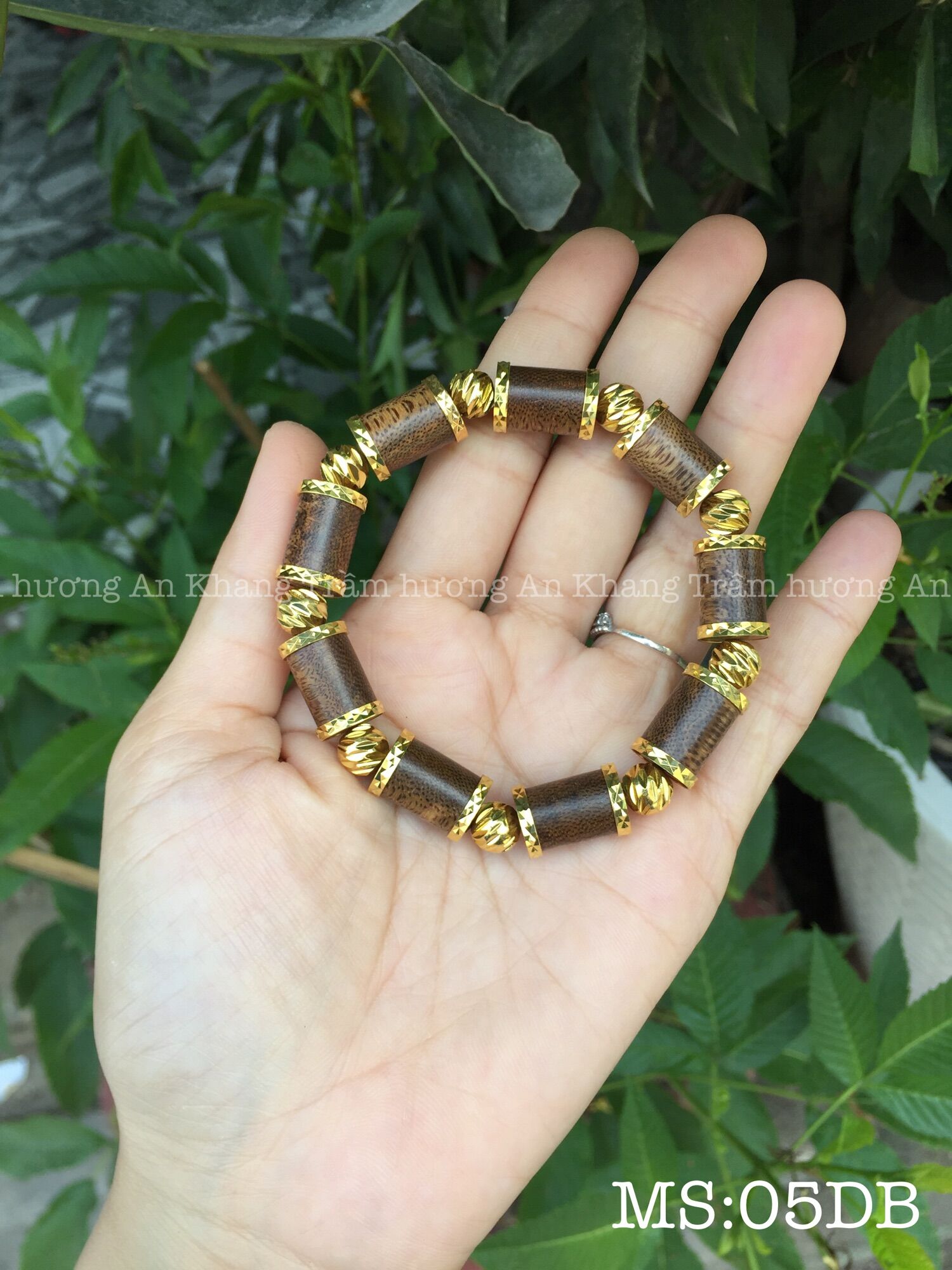 Vòng tay trầm hương tốc tự nhiên