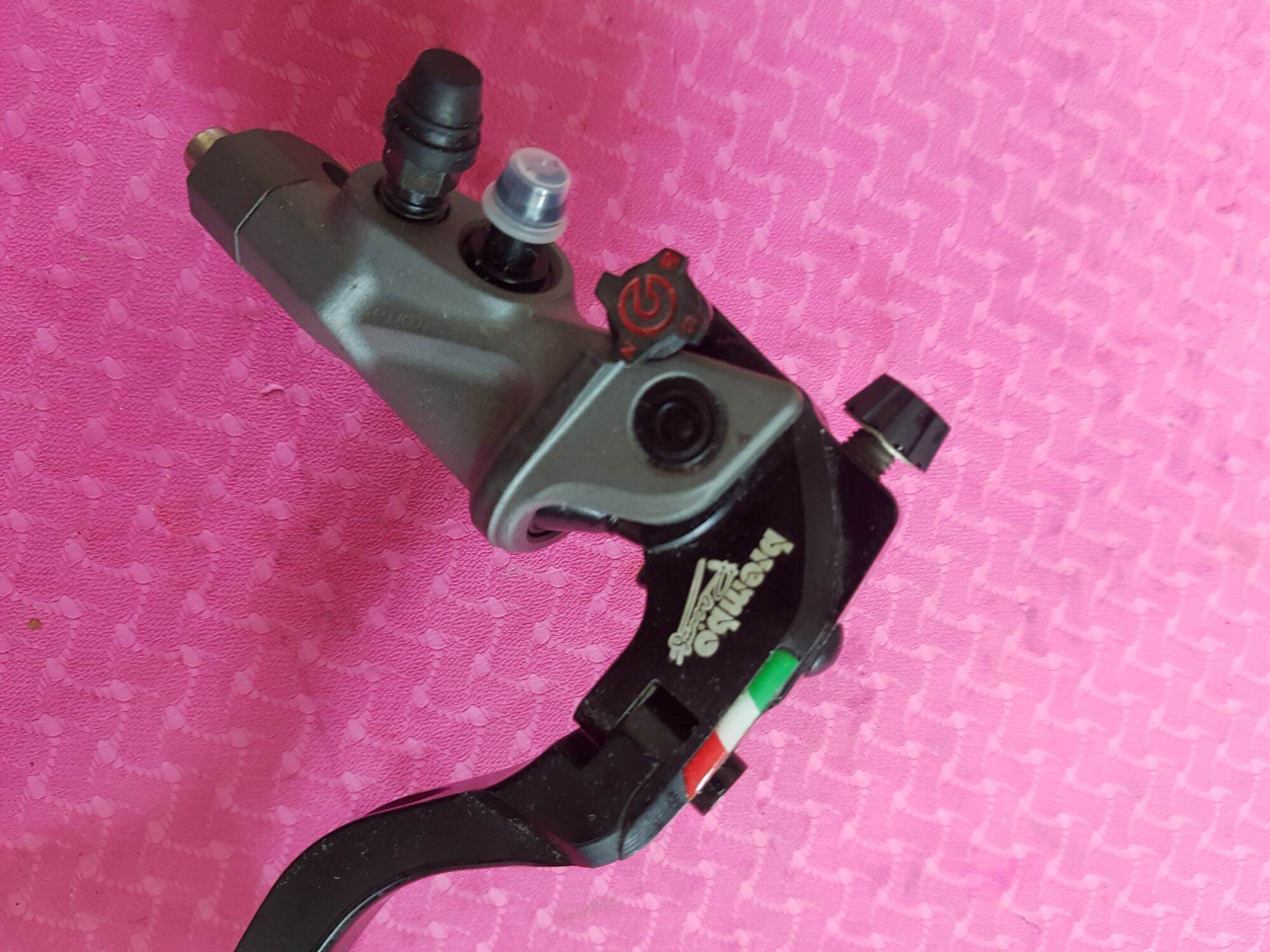 Cụm Tay Dầu Phải Mẫu Brembo