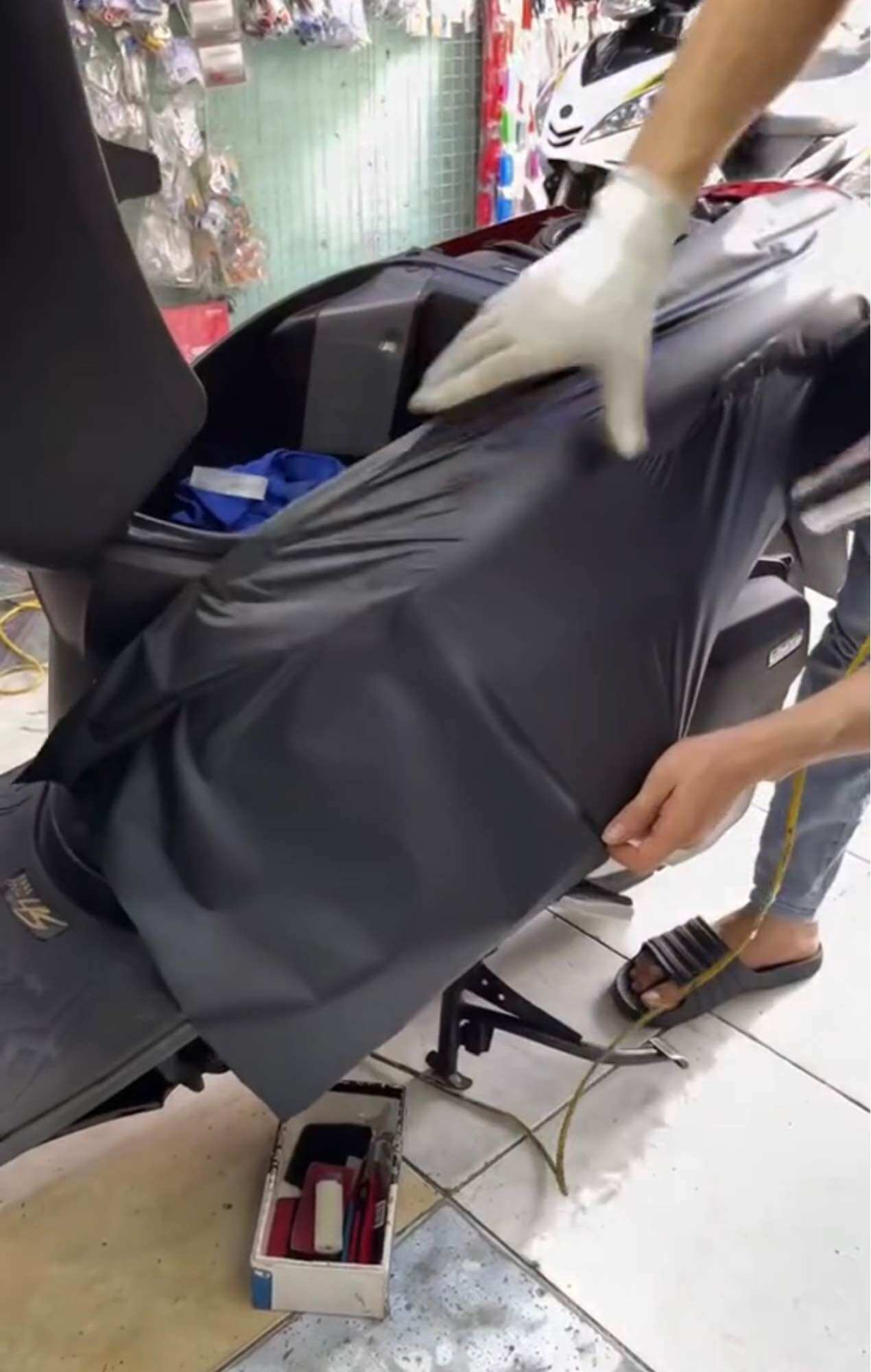 Decal đen nhám sần loại dày dán xe