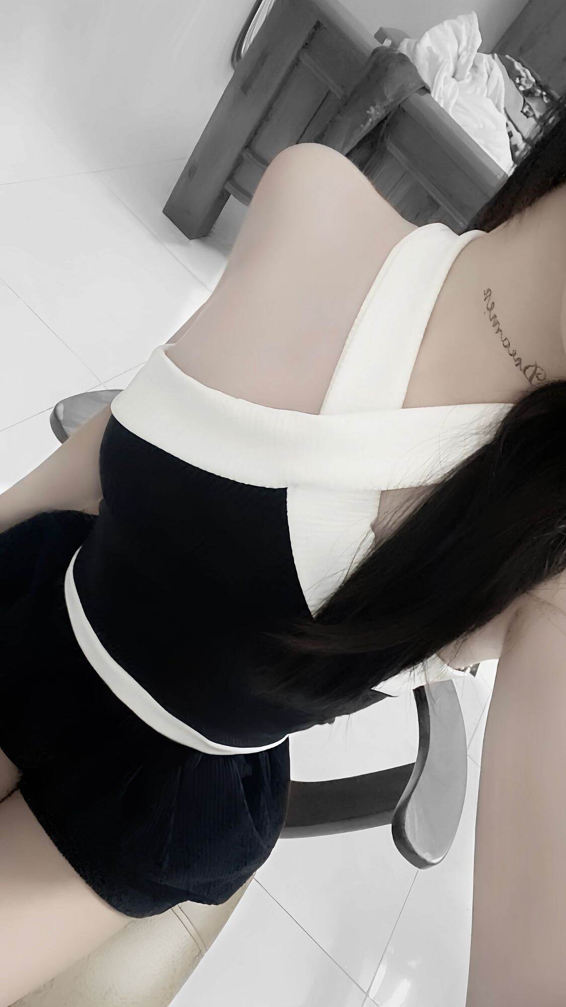 Áo croptop cổ yếm phối viền