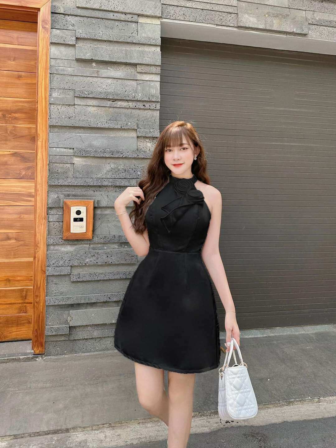 Đầm yếm kết hoa hồng đôi