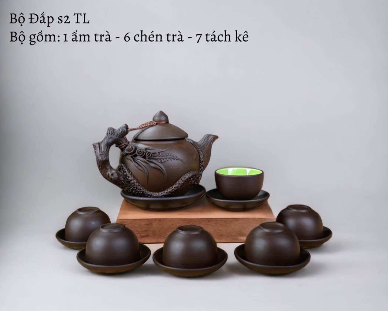 Bộ ấm chén tử sa đen đắp nổi hoa sen lòng xanh.