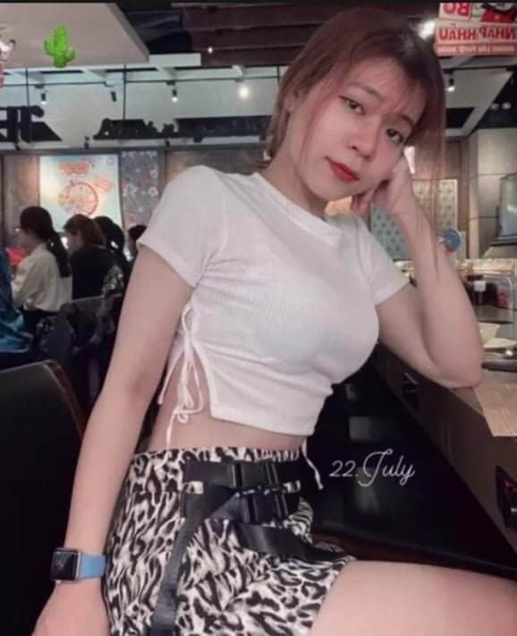 Áo croptop xẻ tà cột dây bên hông