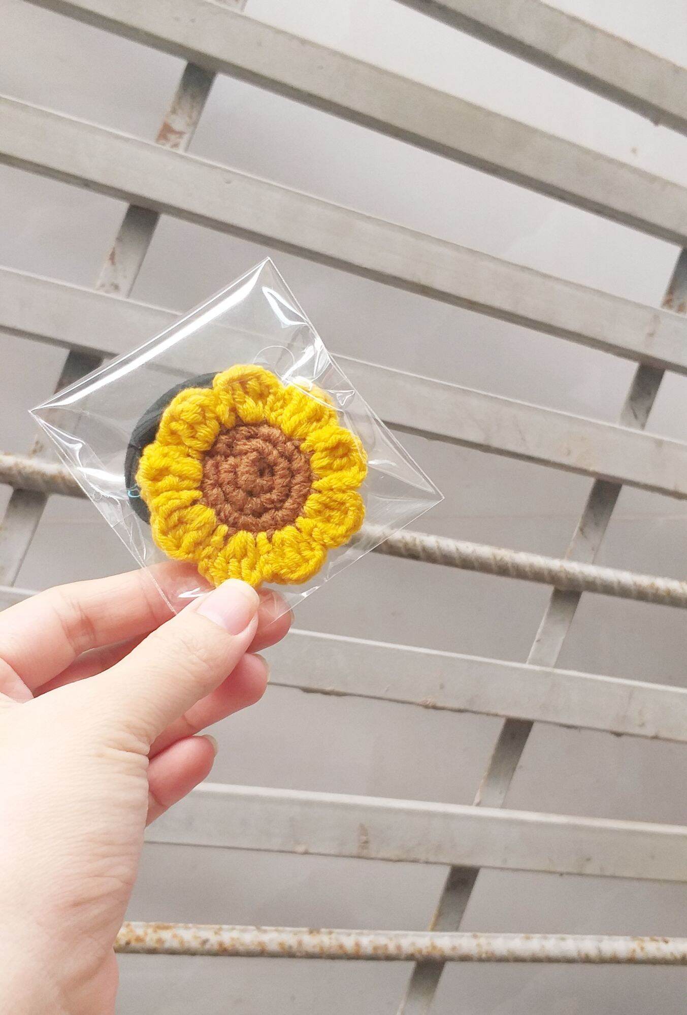 Cột tóc hoa hướng dương bằng len
