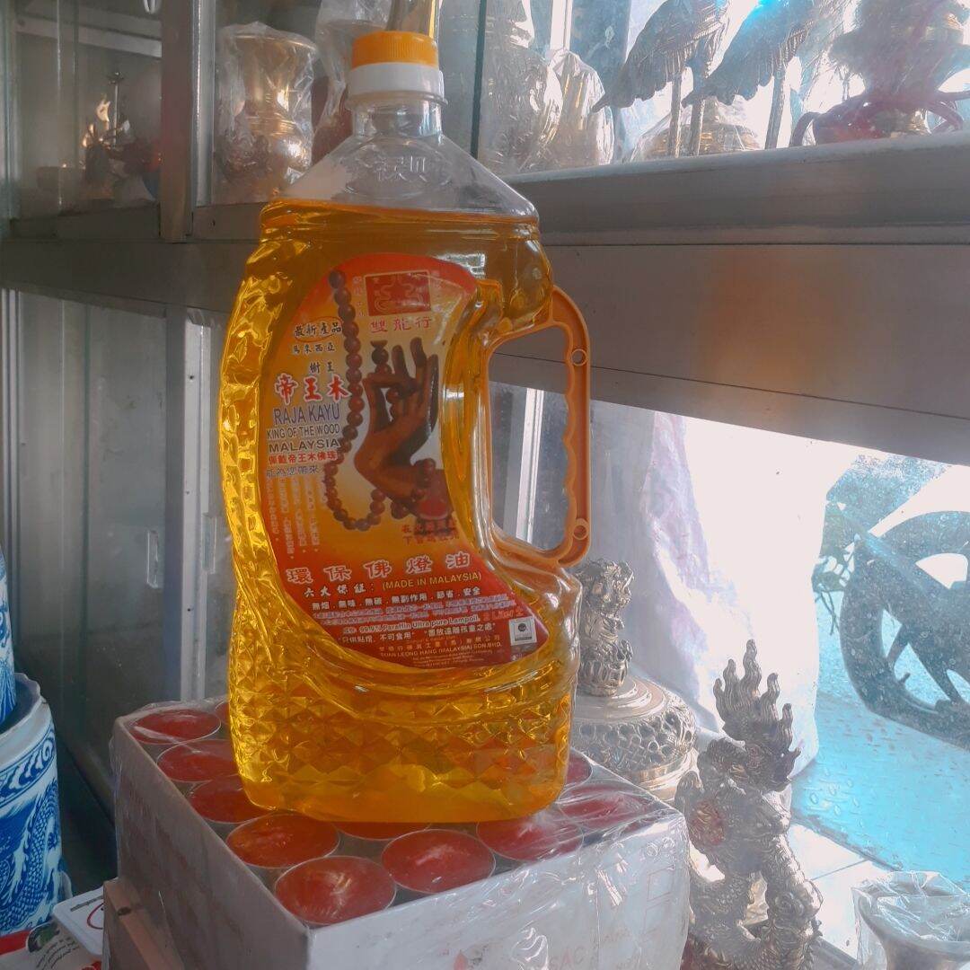 Dầu  cát  tường  _0.1 _ dùng đốt  đèn  thờ  .không mùi  không  hao tim đèn .trọng lượng  1 kg .thể  tích  +_ 2 lit