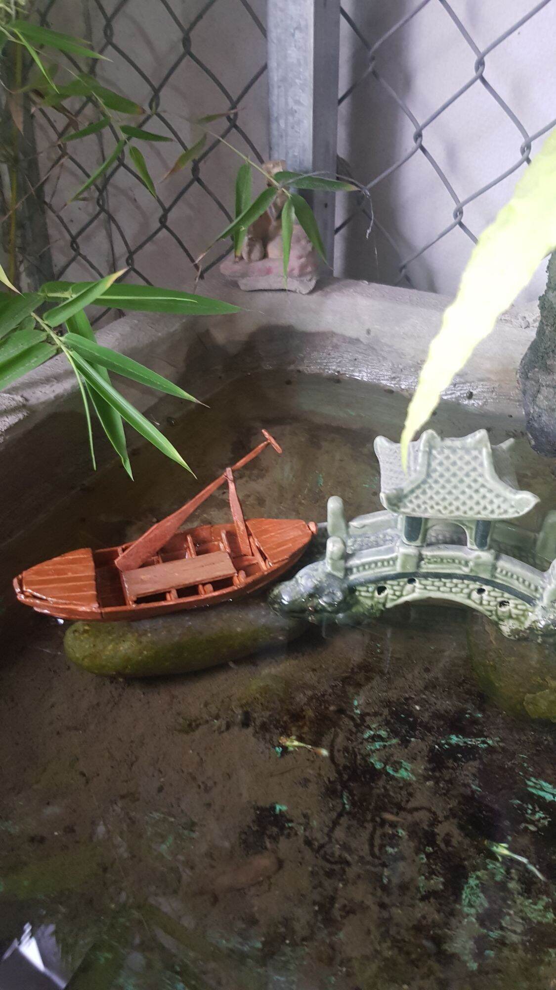 Thuyền gỗ trang trí hồ cá