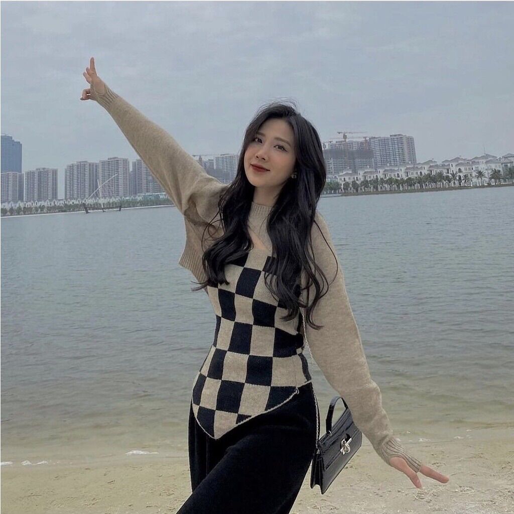 Set áo len dệt kim gồm 1 áo ngoài và 1 áo 2 dây kẻ caro tam giác hot hit