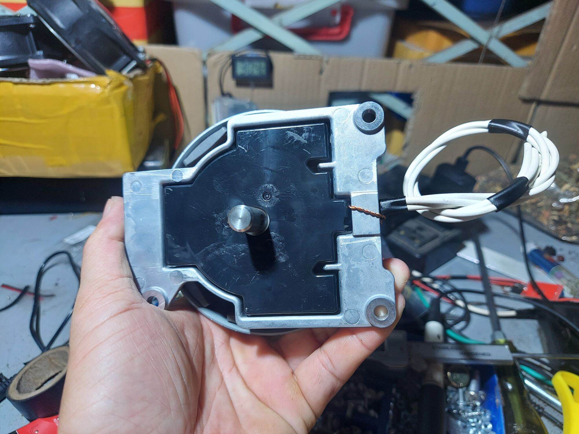 Motor chế máy hút chân không dùng pin.