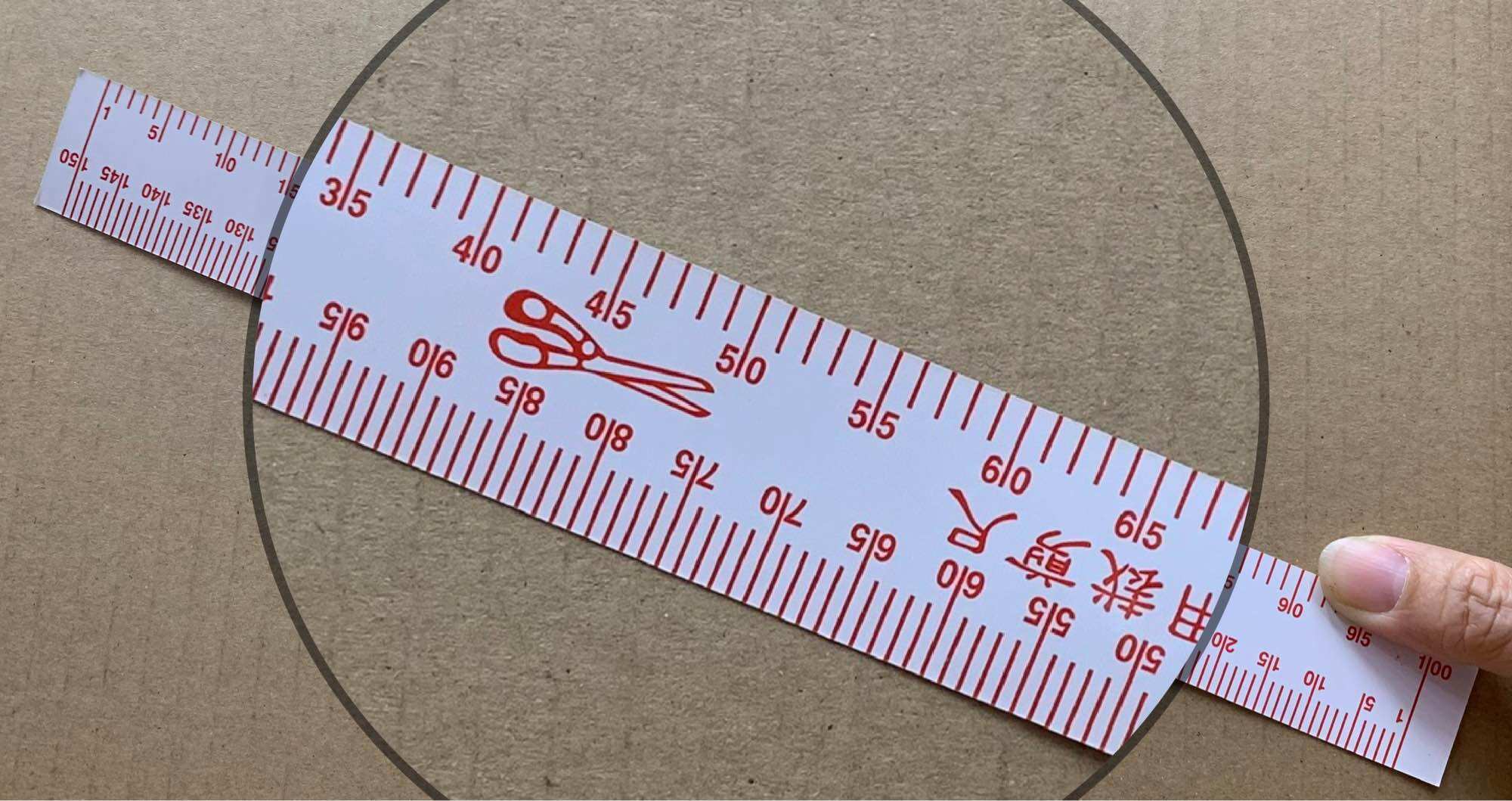 Thước giấy đo tỷ lệ.