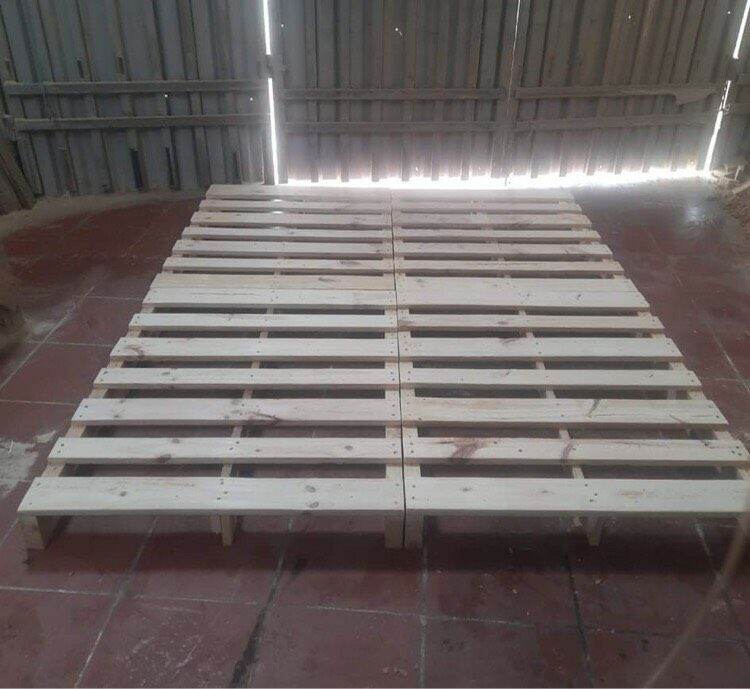 giường pallet gỗ 4 tấm(1m và 1m2x2m 2 tấm)cao 10cm.