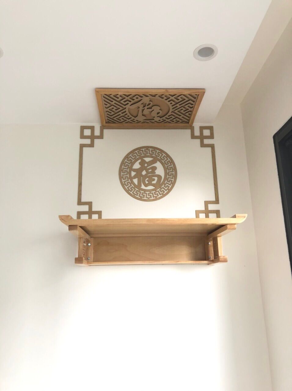 Bàn thờ gỗ sồi 69cm kèm chắn khói
