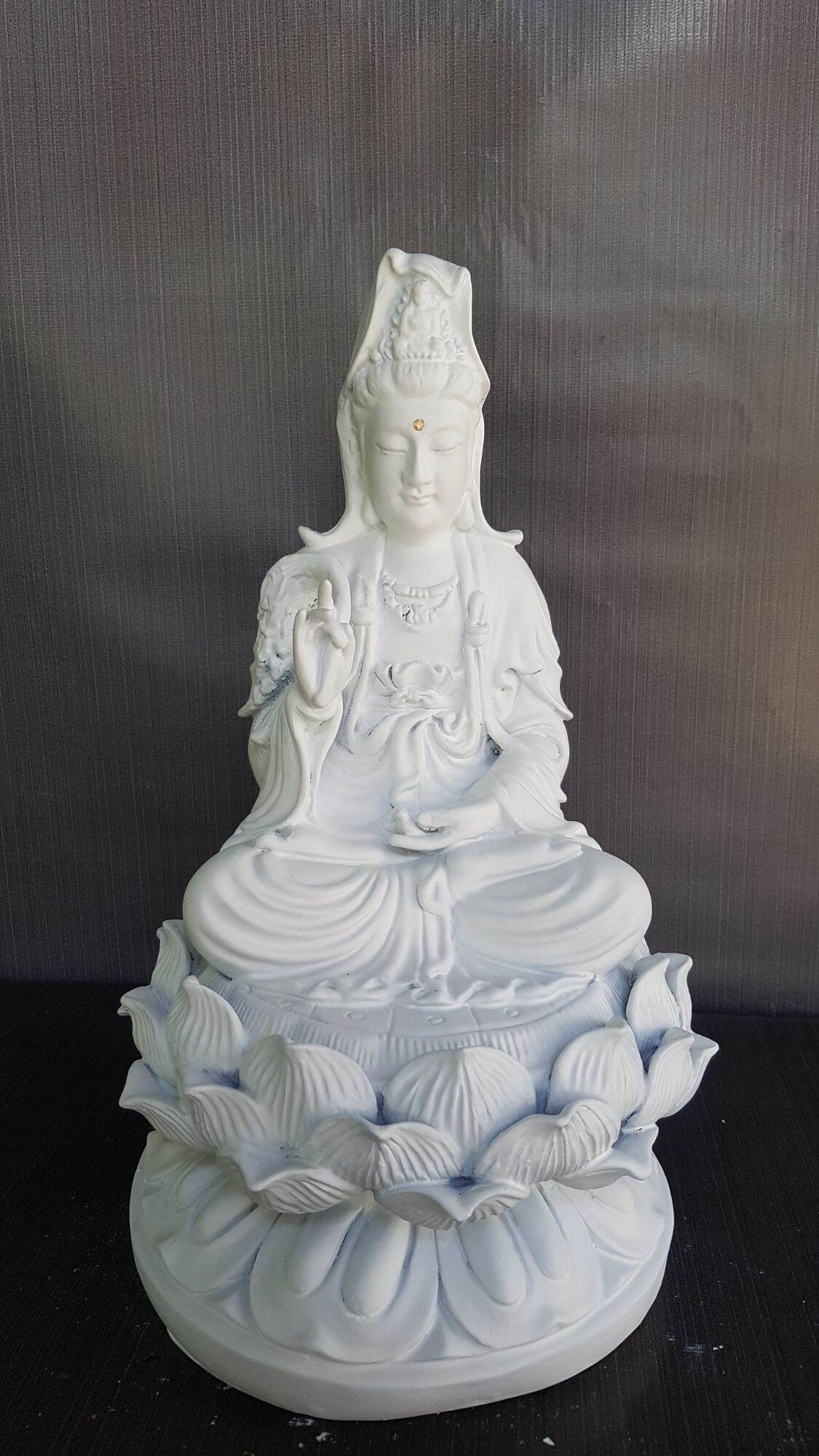 Tượng Quan Âm Bồ Tát ngồi trên tòa sen, màu trắng, cao 32cm.