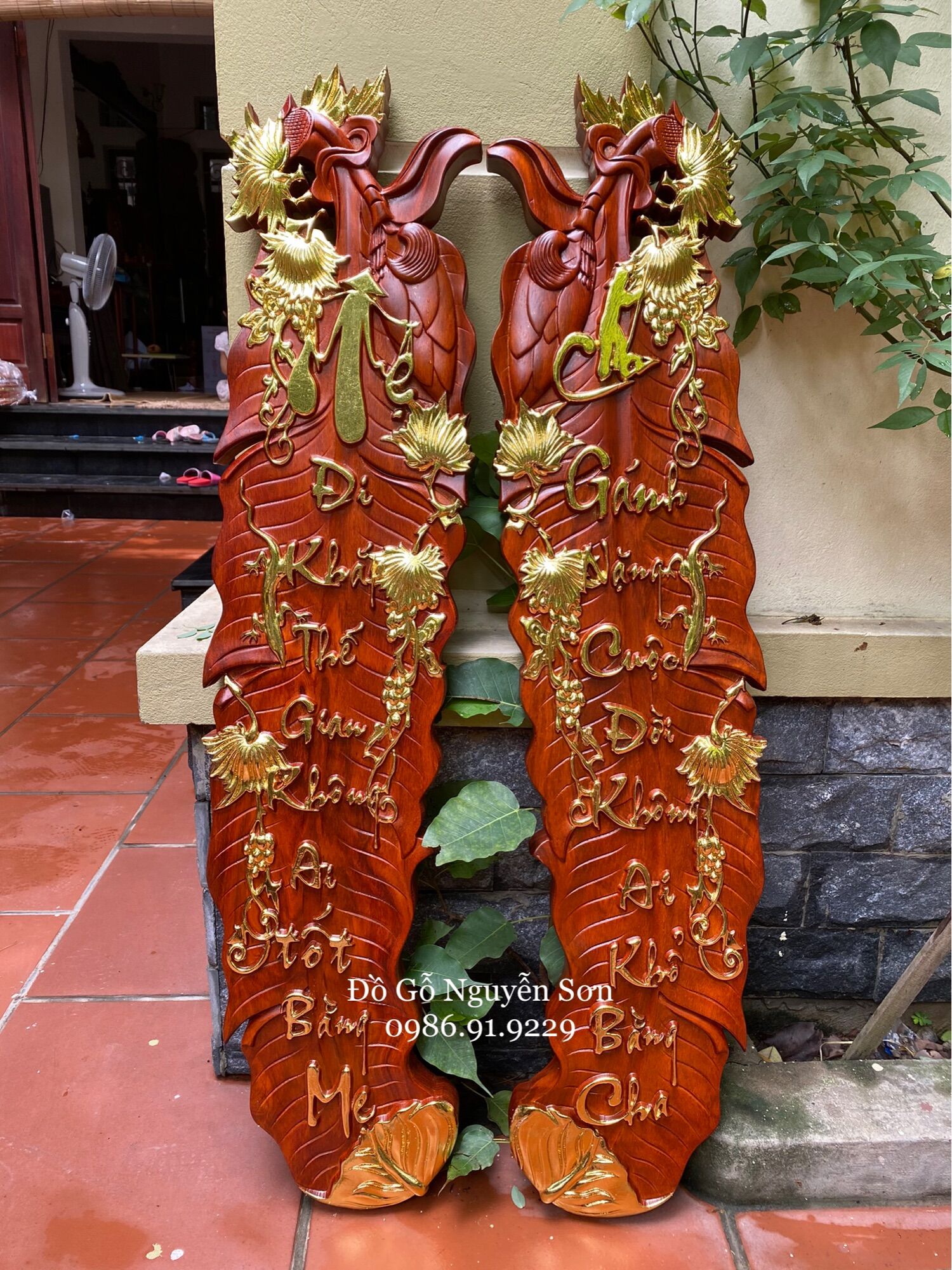 Tranh gỗ câu đối cha mẹ hình lá chuối dát vàng Đài Loan 24k bền đẹp