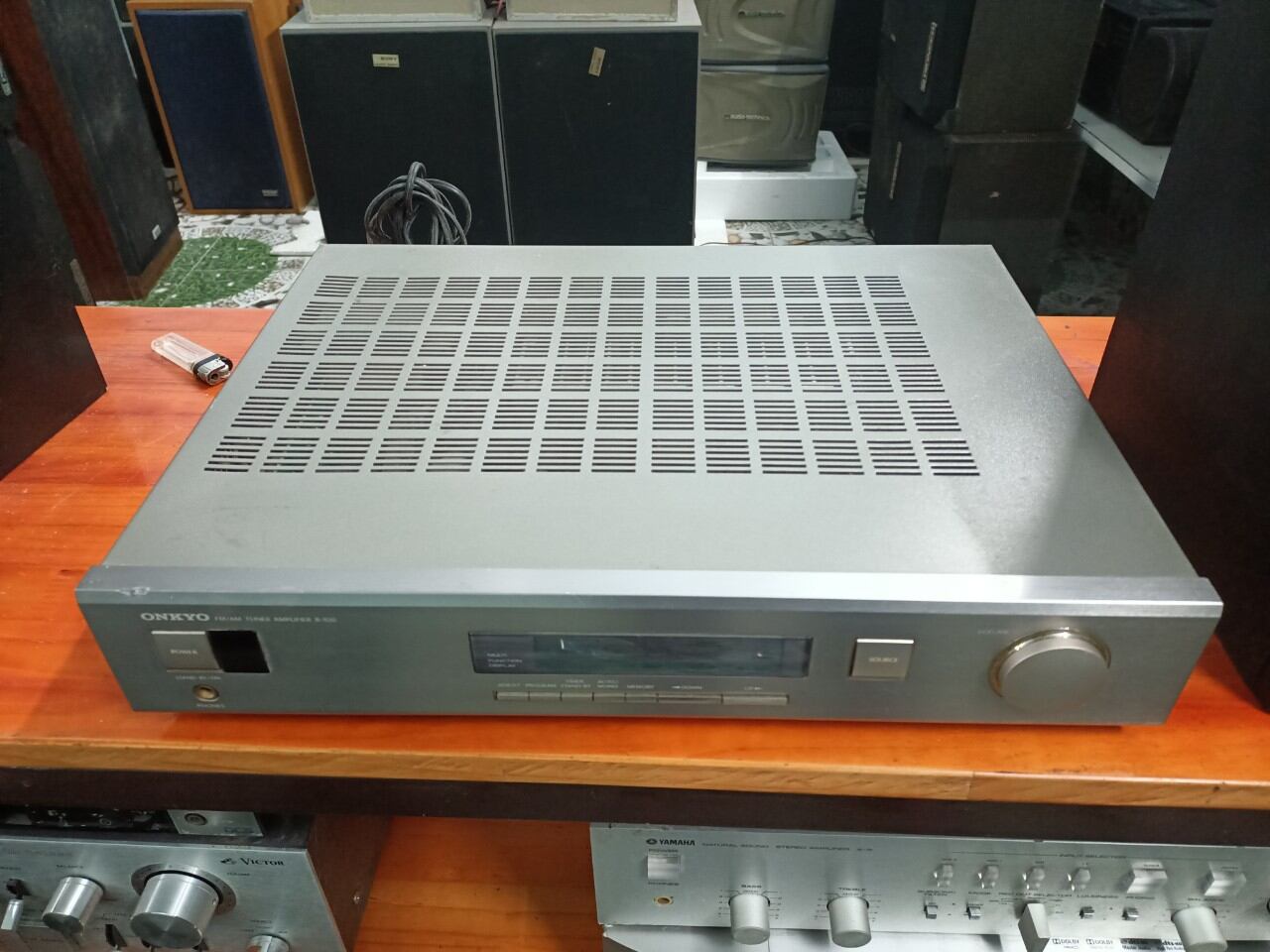 Amply onkyo r-100