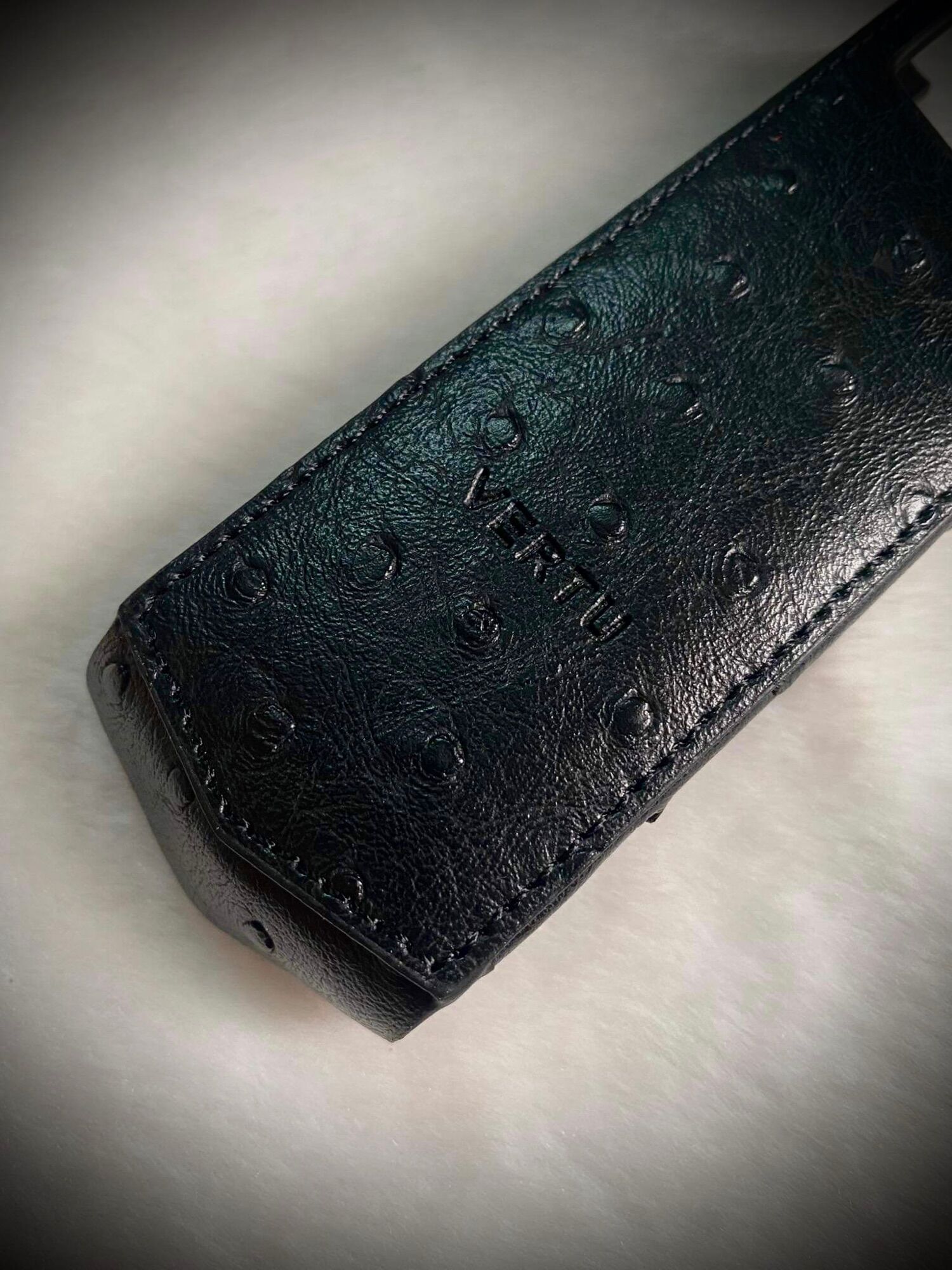 Bao da Vertu đà điểu đen logo vàng Signature S