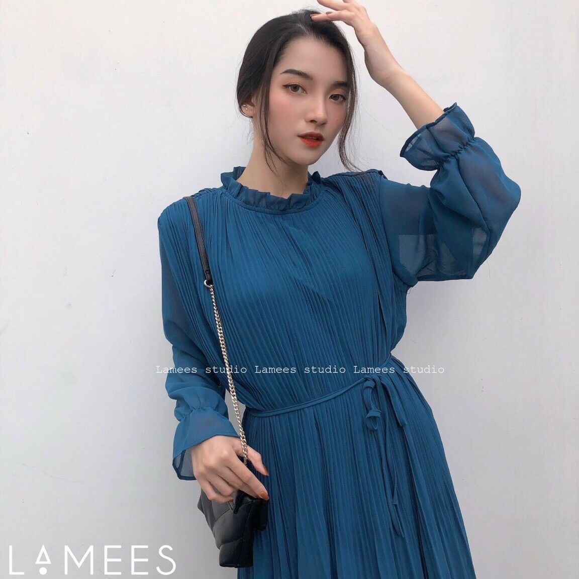 Đầm suông dập ly tay dài cột eo.