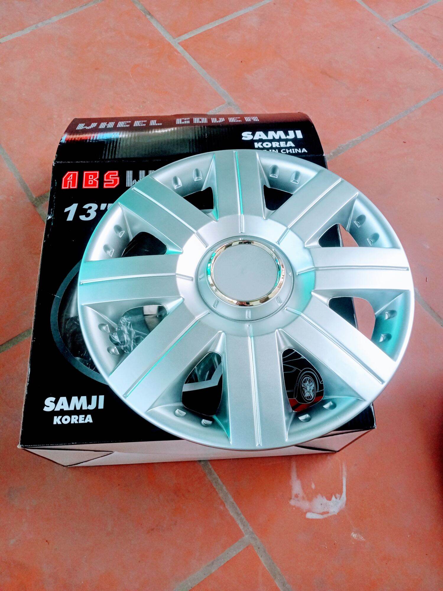 1 chiếc ốp lazang ô tô R13