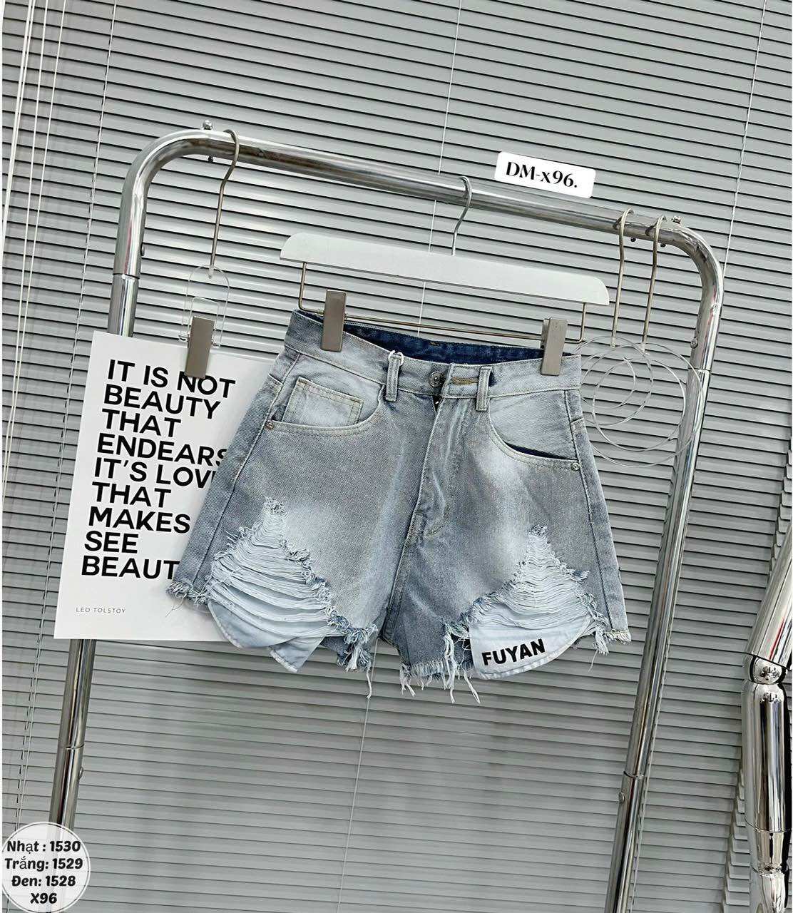 Quần short jean rách lưng cao lộ túi cá tính