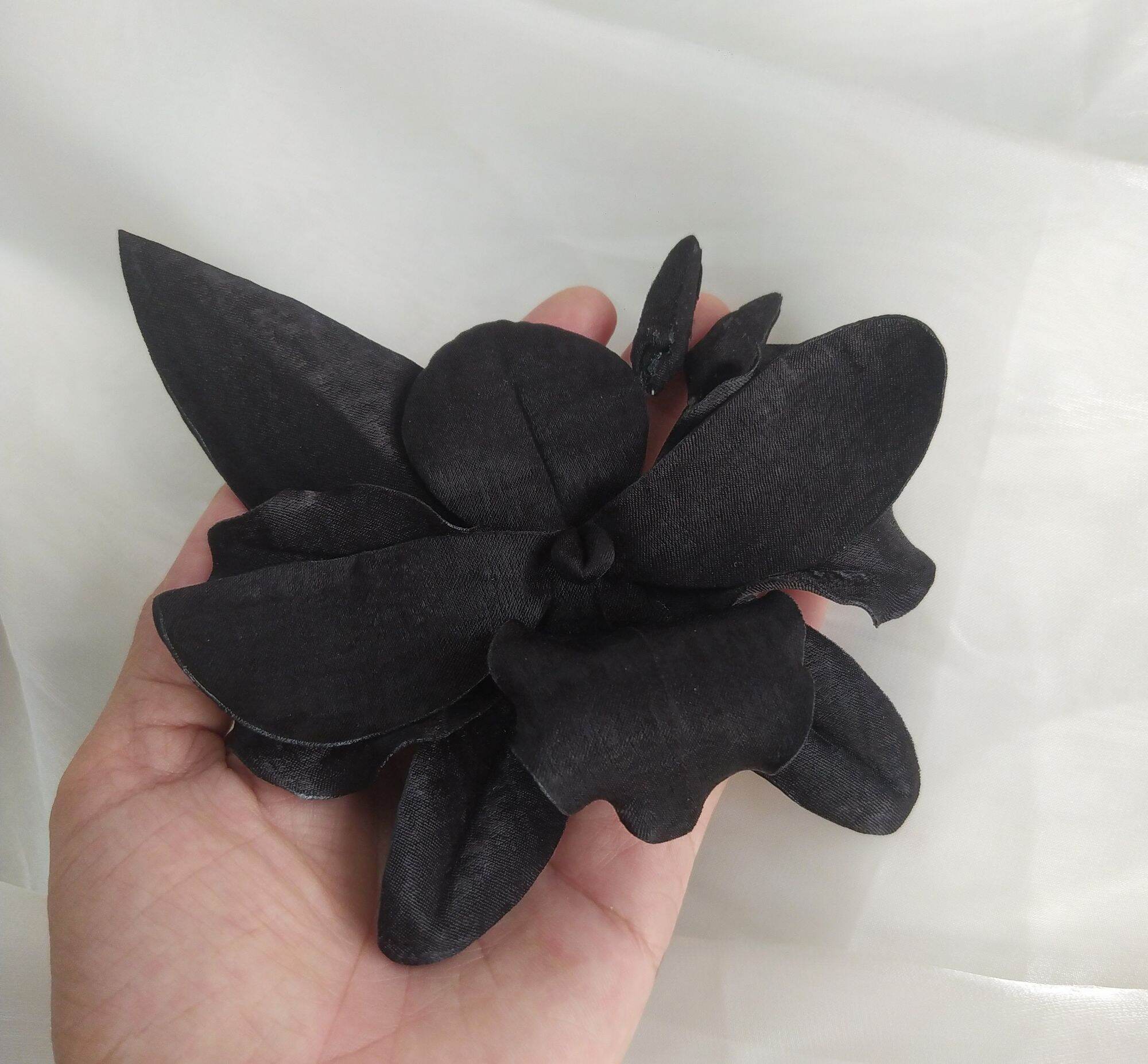 Hoa lan cài áo handmade Canto màu đen size 12cm
