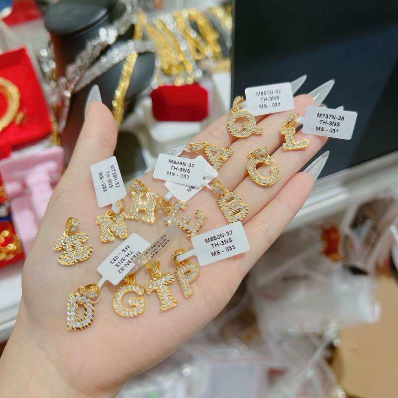 Mặt dây chuyền chữ cái lớn chạm máy mạ vàng Kami trang sức sỉ