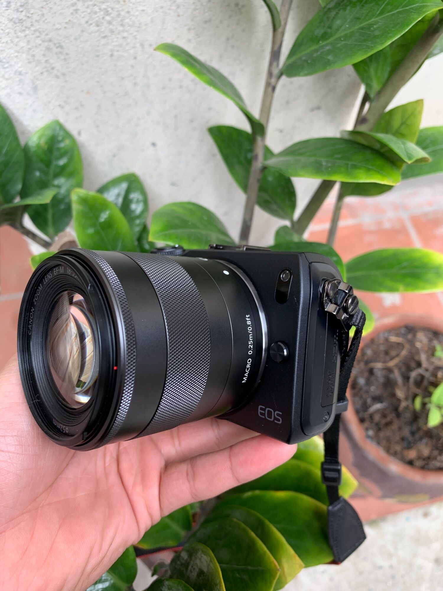 Bộ máy ảnh Canon EOS M kèm lens kit