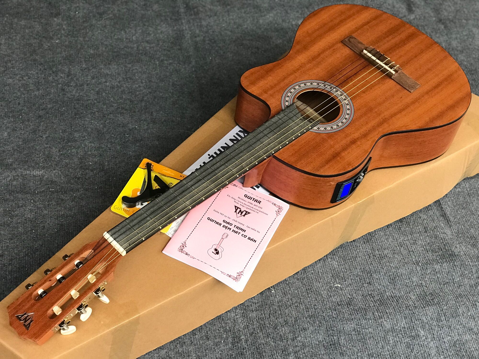 Sale sốc mẫu guitar classic bản eq