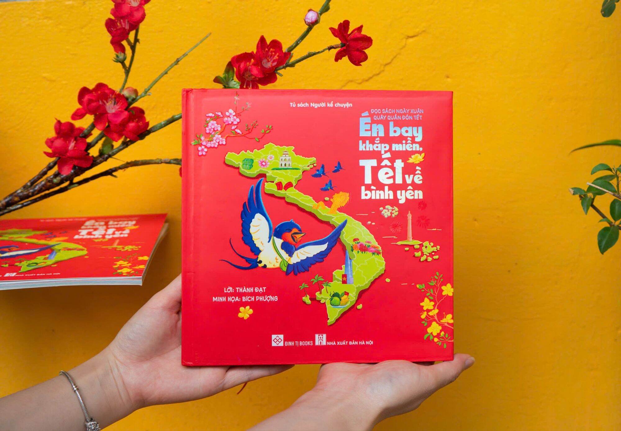 Cuốn sách - Đọc sách ngày xuân, quây quần đón Tết - Én bay khắp miền, Tết về bình yên
