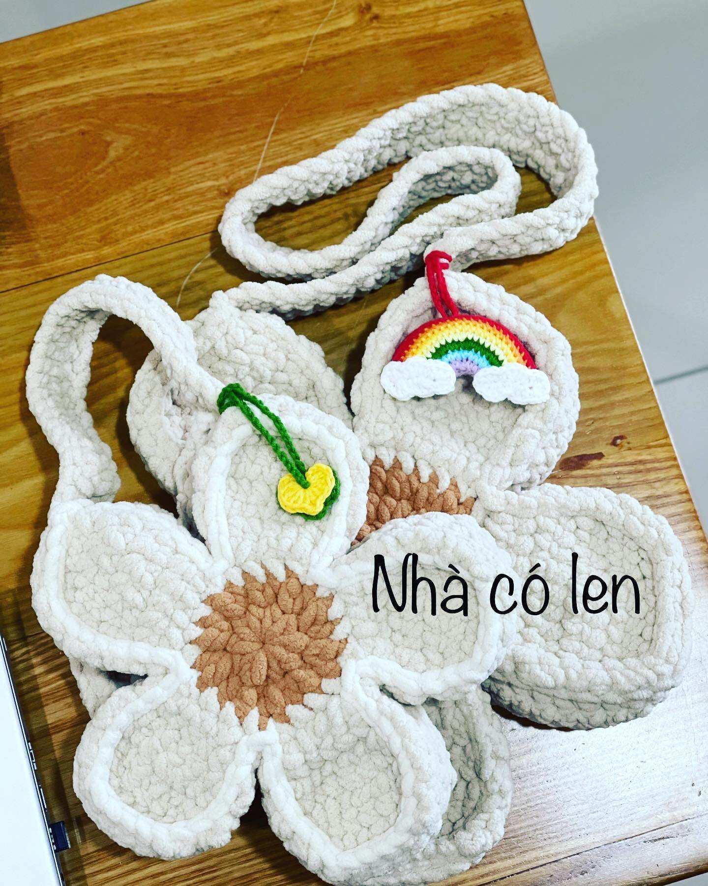 Túi len hoa cúc đi biển