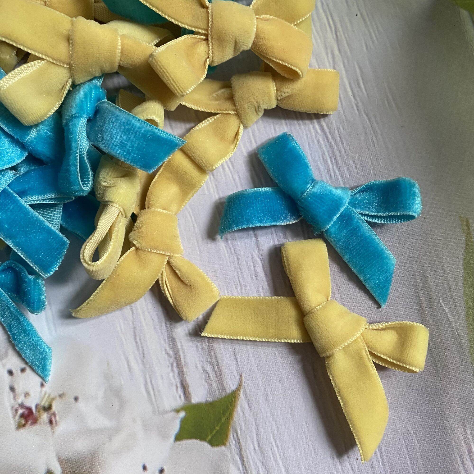 (20 NƠ ) NƠ NHUNG TRANG TRÍ THỦ CÔNG , BẢN  RỘNG 1CM.