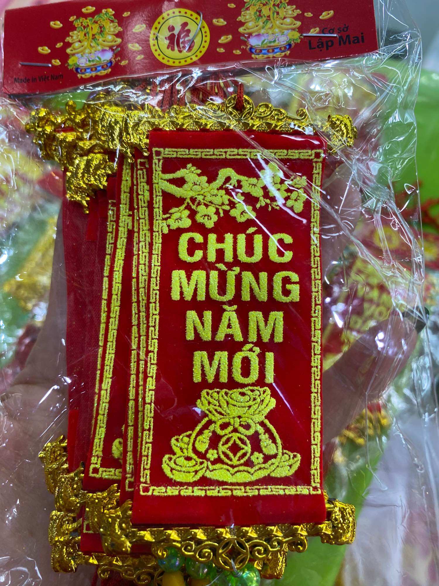 Liễn treo, khánh treo trang trí cây cành vàng lá ngọc, cây đào, quất ngày tết