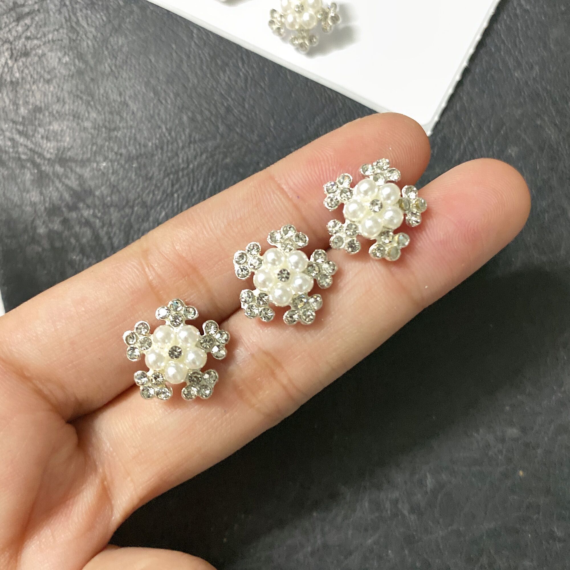 giá 1 NÚT KIM LOẠI ĐÍNH ĐÁ có đế khâu
