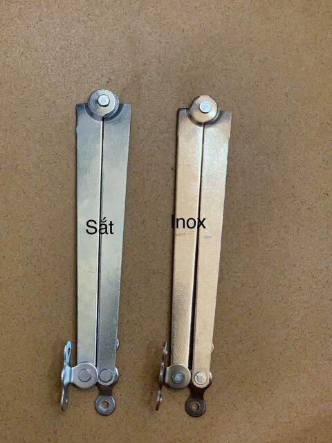 Một cặp chống bật cửa sổ sắt / inox.