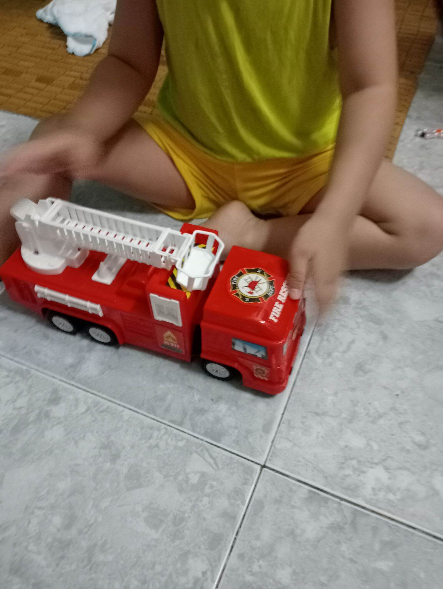 Đồ chơi xe cứu hỏa chạy trớn