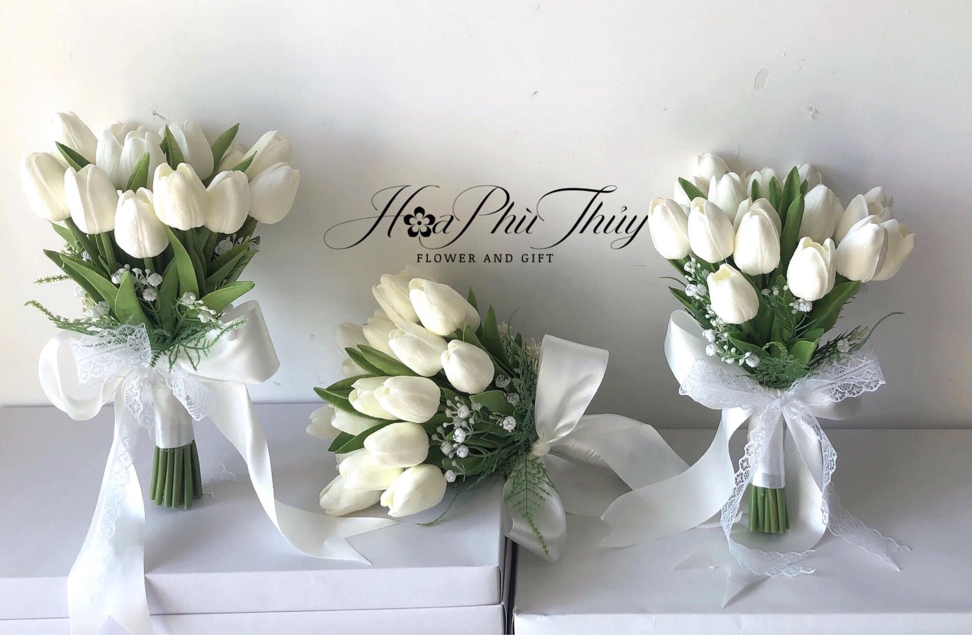Hoa cưới cầm tay cô dâu bằng lụa