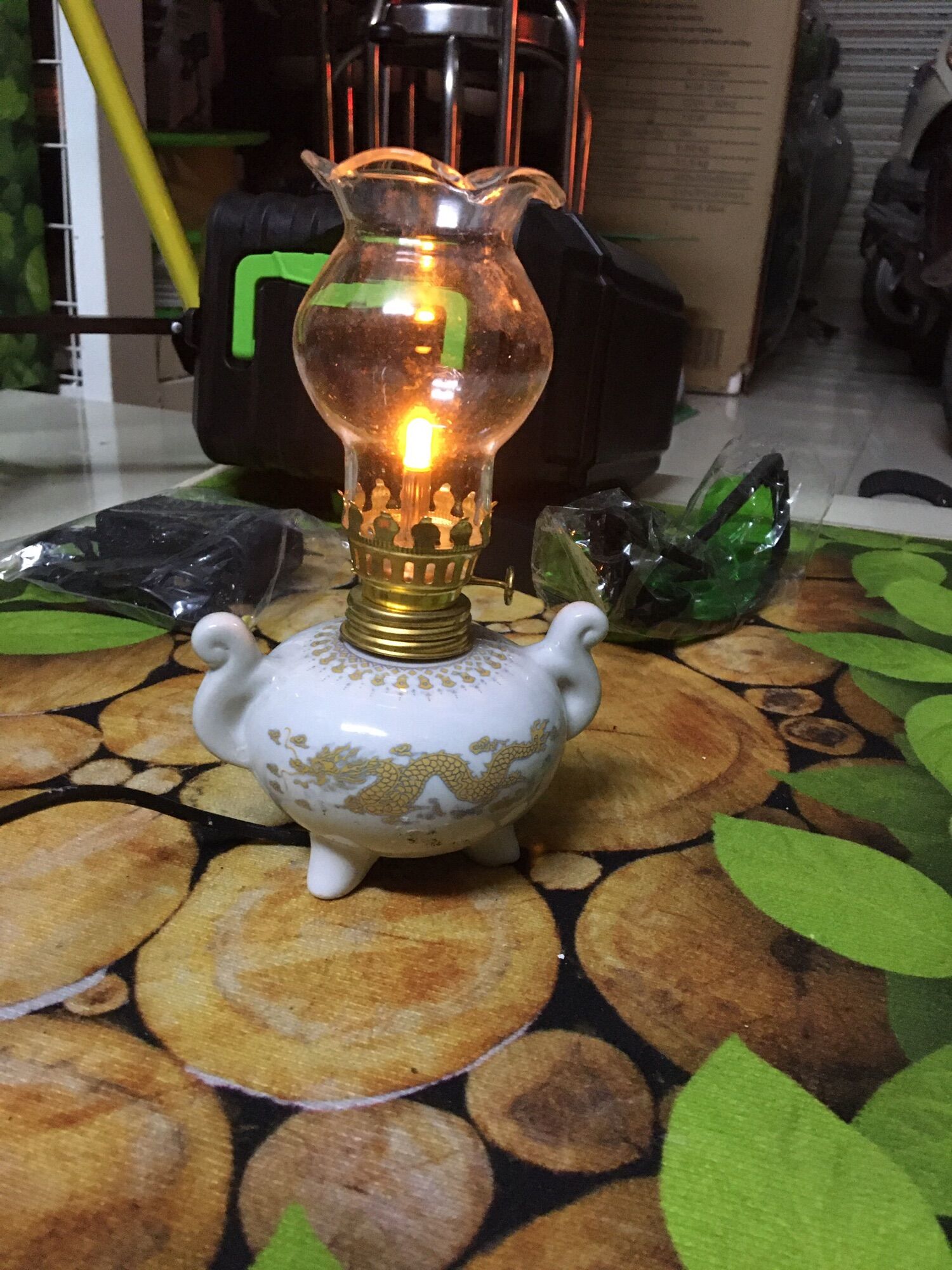 Đèn dầu thờ cúng dùng điện men sứ trắng dạng thấp