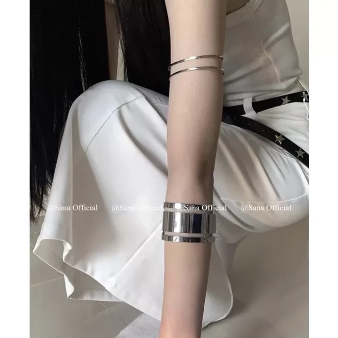 Vòng bắp tay phong cách Y2k siêu cá tính