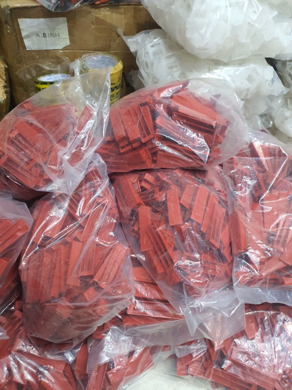 Ke nêm đỏ ốp lát gạch ( bịch 1kg)