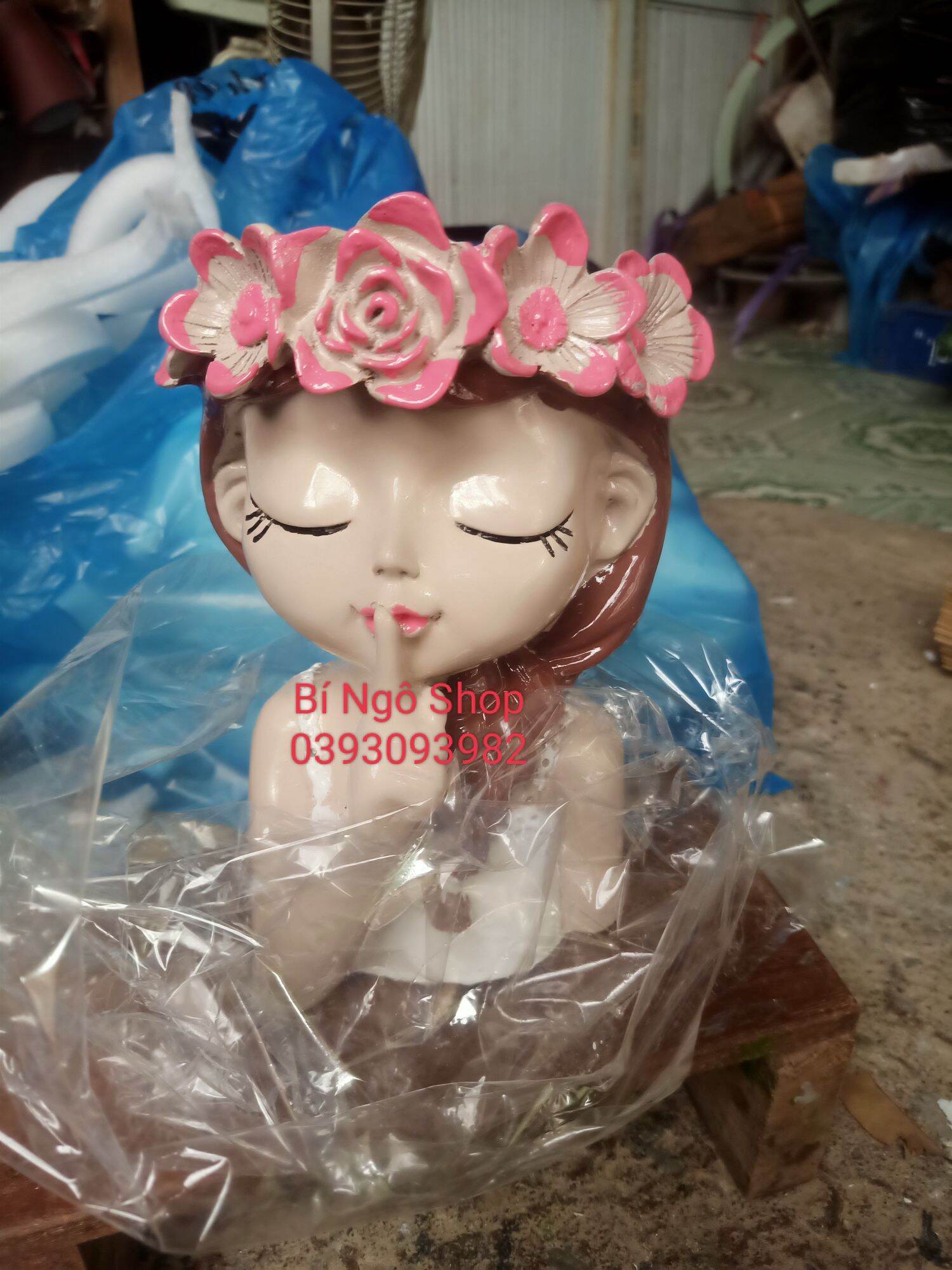 Bình hoa composite cô gái Tết tóc cao 27cm