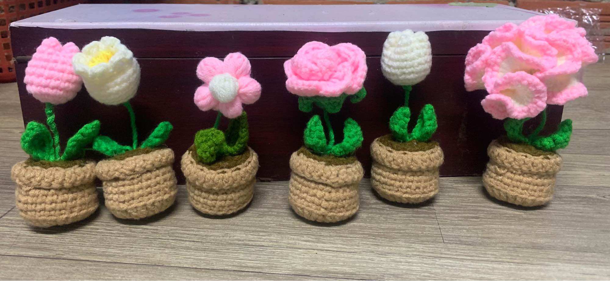 Chậu hoa bằng len mini