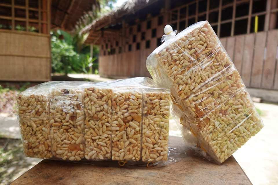  Cốm Gạo Tuổi Thơ 1kg Từ những hạt Gạo mới làm ra món cốm rất thơm ngon  kết hợp đường mật mía  đậu phộng 