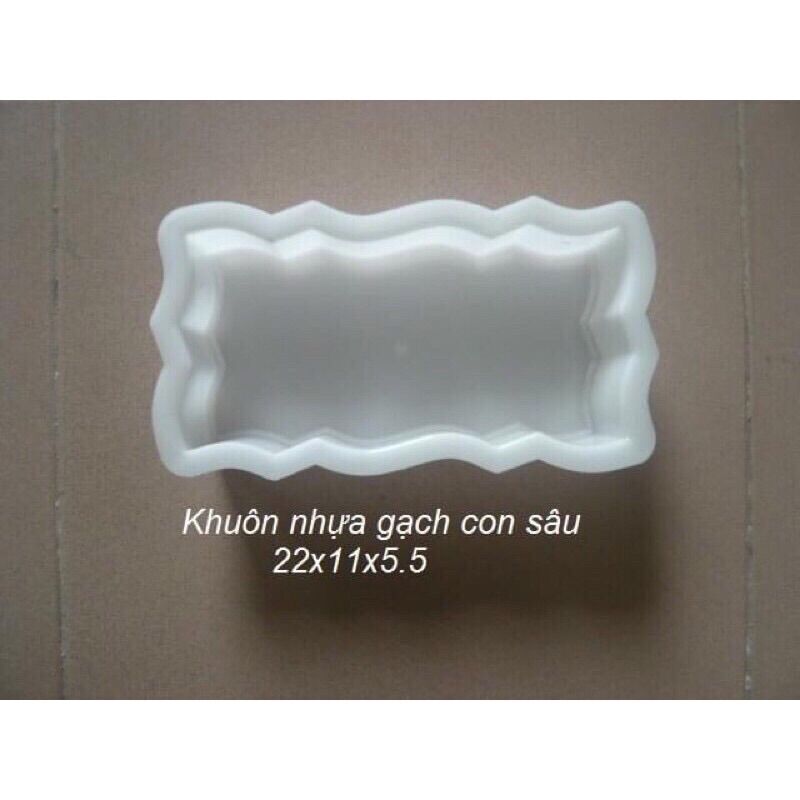 Khuôn Gạch con sâu  làm sân vườn