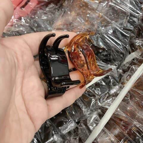 Kẹp gắp tóc 3 răng màu đen.