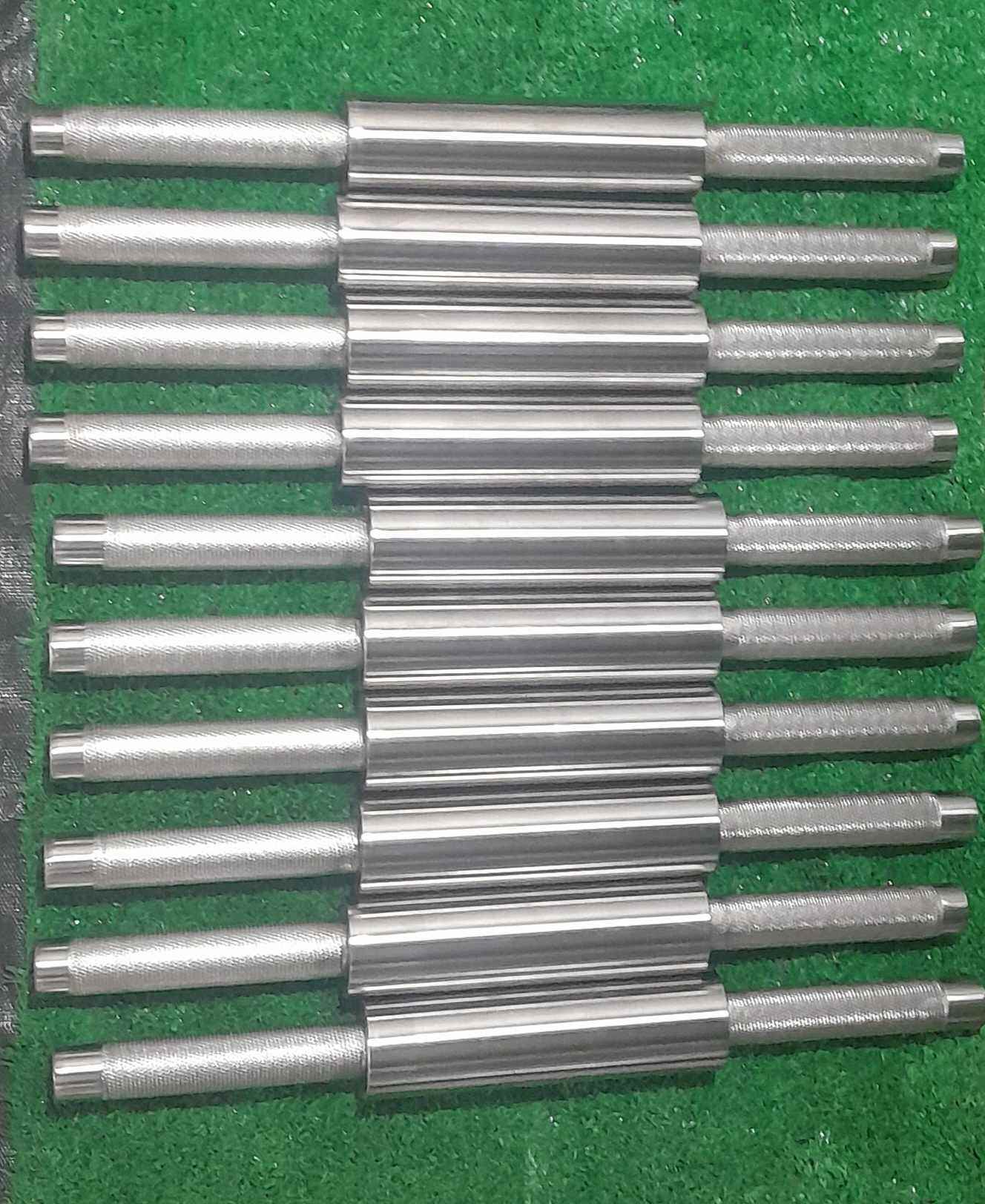 Đòn tập tay sau. Chất liệu inox dài 45cm gồm 1 đòn và 2 kẹp tạ